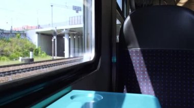 Hızlı trenin penceresinden demiryolu hattına bak. Trenlerde 4K İçişleri Görünümü boş pencere koltuğu kırsal pencere yan görünümünde hareket Train Travel sırasında ve seyahat