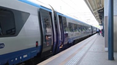 Gdansk Polonya Temmuz 2022 PKP Gdansk Glowny tren istasyonuna gidiyor. Şehirlerarası PKP treni vagonlardan oluşur. Polonya şehirlerarası treni. Seyahat konsepti