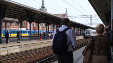 Gdansk Polonya Temmuz 2022 PKP Gdansk Glowny tren istasyonuna gidiyor. Şehirlerarası PKP treni vagonlardan oluşur. Polonya şehirlerarası treni. Seyahat konsepti