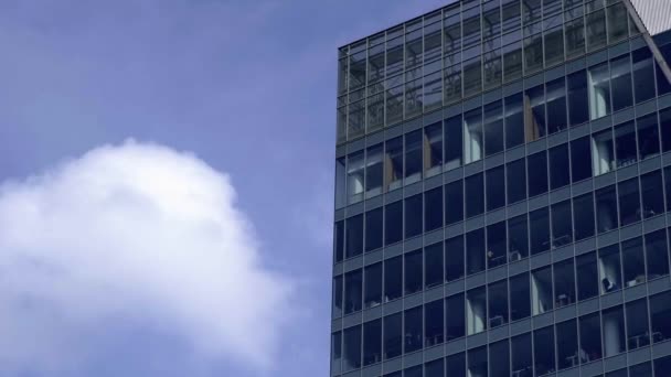 Moderno Edificio Oficinas Exterior Con Fachada Vidrio Sobre Fondo Cielo — Vídeo de stock