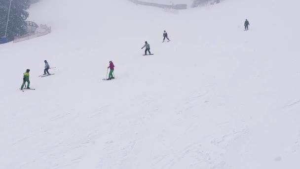 Kışın Dağlarda Yokuş Aşağı Kayak Yapan Kayakçılar Kayak Alanının Yukarıdan — Stok video