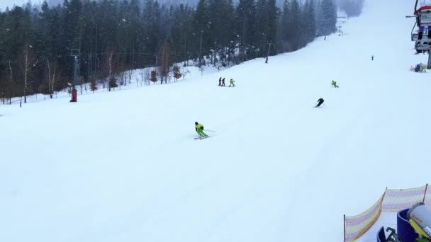 Skiers Skiing Downhill Winter Resort Mountains Aerial Top View Ski — стокове відео