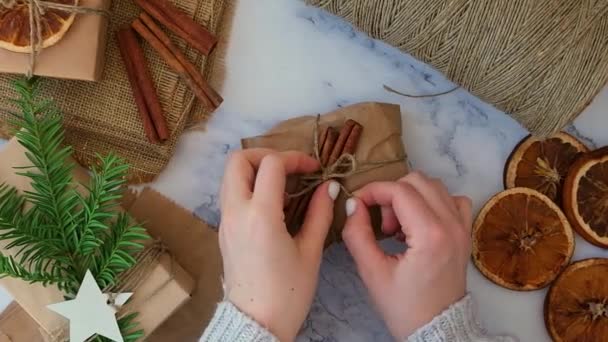 Vrouw Maken Doos Met Nieuwjaar Geschenken Verpakt Ambachtelijk Papier Versierd — Stockvideo