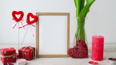 4k yakınlaştır, Holiday modeli yap. Lale çiçekleri cam vazoda resim çerçeveli dekor ahşap masa arkası duvar, kapatın, Anneler Günü Sevgililer Günü tasarım konsepti.