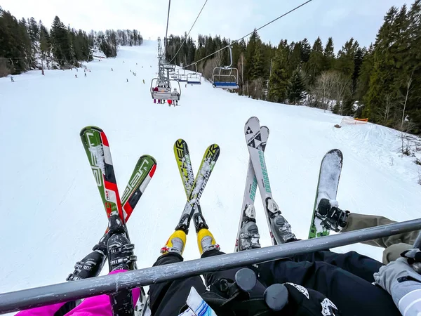 Bukovel Ucrania Febrero 2022 Esquí Telesilla Grupo Amigos Esquí Profesional — Foto de Stock