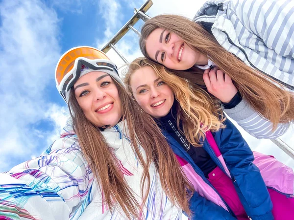 Grupo Amigos Felices Esquiador Tomando Selfie Senderismo Montañas Chicas Sonriendo —  Fotos de Stock