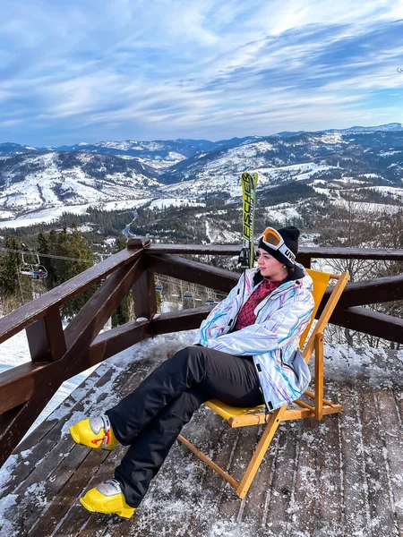 Bukovel Ukraine February 2022 Skier Woman Ski Slope Resting Relaxing —  Fotos de Stock