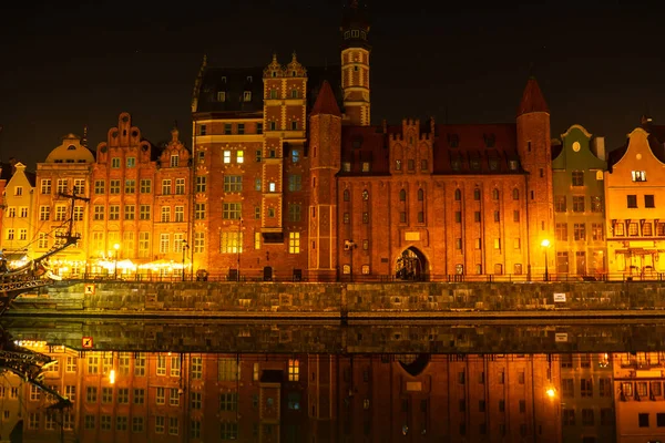 Óváros Gdanskban Éjszaka Granary Island Folyóparti Tükörkép Moltawa Folyónál Alkonyatkor — Stock Fotó
