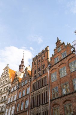 Gdansk Polonya 'daki eski kasabanın eski mimarisi. Şehir merkezinin güzel ve renkli eski evleri. Seyahat güzergahı. Turist eğlencesi