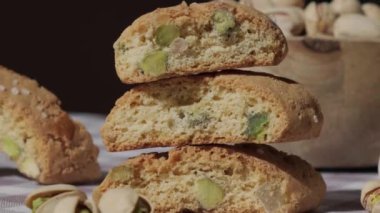 Biscotti Cantuccini Kurabiye ve fıstıklı kurabiye. Sağlıklı beslenme. Ev yapımı taze İtalyan kurabiyeleri cantucci rafları ve organik fıstık. Vejetaryen diyet vejetaryen. Beslenme