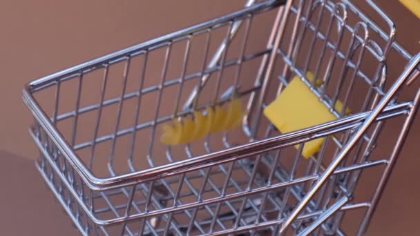 Pâtes Tombent Dans Panier Rempli Pâtes Dans Chariot Supermarché Jouet — Video