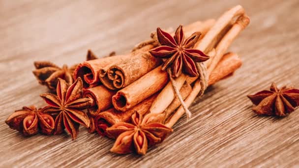 4K放大肉桂和星形茴香在木制背景上 香草和香料在木制背景上 圣诞烘焙或烹调 — 图库视频影像