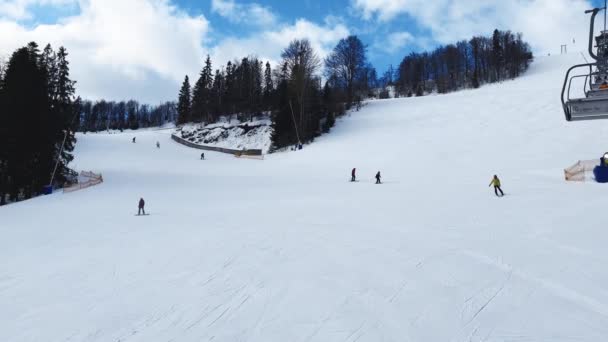 Skiërs Skiën Bergafwaarts Wintersportgebied Bergen Bovenaanzicht Vanuit Lucht Het Skigebied — Stockvideo