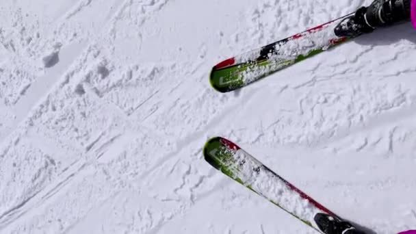 Fpv Verticale Beelden Van Skisport Een Vrouw Ervaren Skiër Skiën — Stockvideo