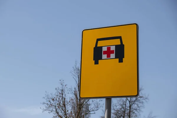 Road Sign Shows Way Ambulance Ambulance Yellow Street Sign Sky — Stock Photo, Image