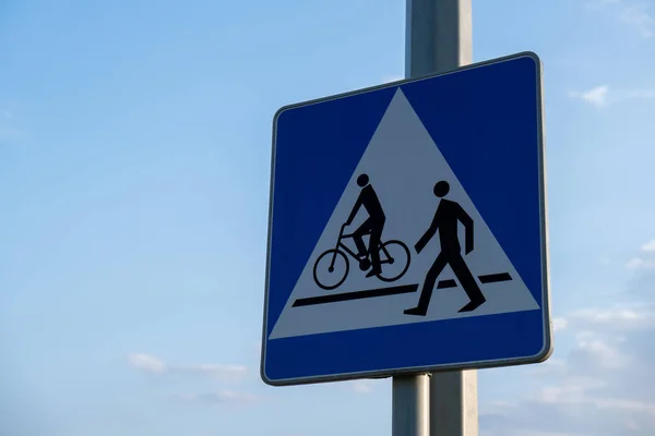 Cyklist Och Fotgängare Rutt Dela Skylt Vägskylt Fotgängare Och Cykel — Stockfoto