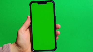 Yeşil arka planda yeşil ekranlı cep telefonu. Krom anahtar. Model yap. Ürününüz için cep telefonu modeli. Teknoloji cep telefonu mobil uygulaması. Uygulamalar 4k görüntüsü 