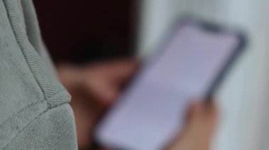 Kadın eliyle sosyal medyada kayan 4k 'lık görüntü çözünürlüğü. Eğlence için sosyal ağı kullanmak. Hayal kırıklığı zaman kaybı. Bağımlılık Kontrol Haberleri, Arkadaşlar Etkinliği. Cep Telefonu Kullanan Kız