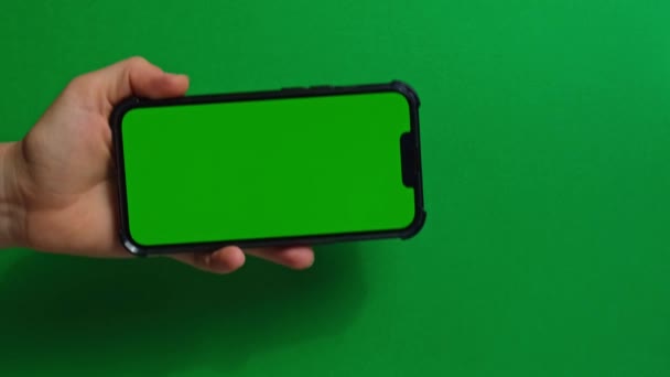 Mani Che Tengono Cellulare Con Schermo Verde Sfondo Verde Chroma — Video Stock