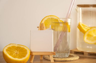 Boş tablo tuvali sizin için metni kopyalayın Yeniden kullanılabilir cam ile su kadehini kopyalayın Pipet soğuk tonik su ve güneşli limon dilimleri Düşük atık yaşam tarzı Eko-Dost