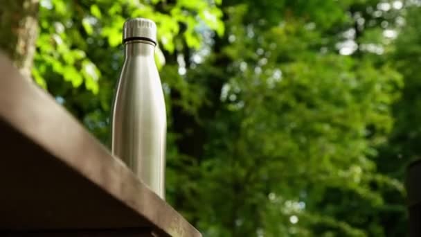 Бутылка Воды Термобутылка Многоразового Использования Деревянной Скамейке Изометрической Концепции Устойчивый — стоковое видео