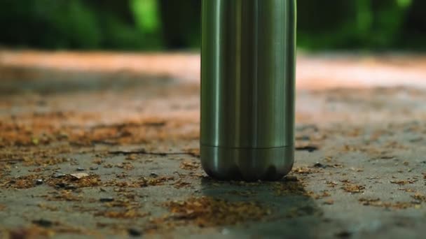 水のボトル 緑の芝生の上で再利用可能な鋼熱水ボトル 持続可能なライフスタイル プラスチックフリーゼロ廃棄物フリー生活 緑の環境保護へ 健康志向 鋼熱水 — ストック動画