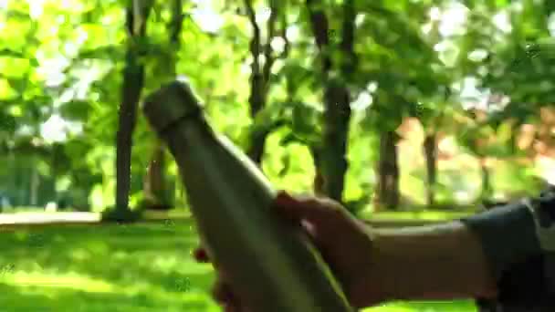 Крупный План Неузнаваемой Женской Руки Бутылкой Воды Многоразовая Стальная Термобутылка — стоковое видео