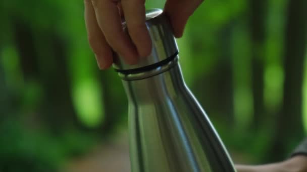 无法辨认的女性手持水瓶的特写镜头 在停车场倒入清洁水可重复使用的钢制热水瓶 可持续的生活方式 没有塑料的零废物生活 走绿色 — 图库视频影像