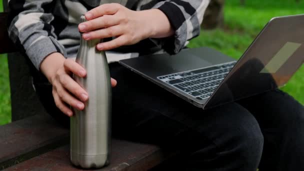 Water Bottle Reusable Steel Thermo Water Bottle Wooden Bench Sustainable — Stock Video