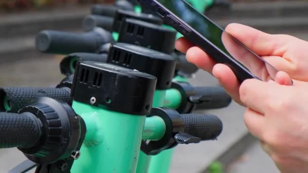 Sokakta Elektrikli Scooter Kilidini Açmak Için Akıllı Telefondaki Uygulamayı Kullanan — Stok video
