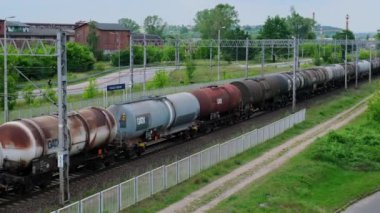 Gdansk Polonya Mayıs 2022 Petrol tanklarının demiryolu taşımacılığı. GATX Lotos Yük Treni Petrol Tankerleri. Saf petrol, Ing ve doğal gaz nakliye tankları. 