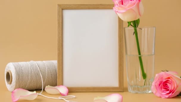 Powiększ Mockup Drewniana Ramka Pustym Białym Papierem Delikatnymi Różowymi Różowymi — Wideo stockowe
