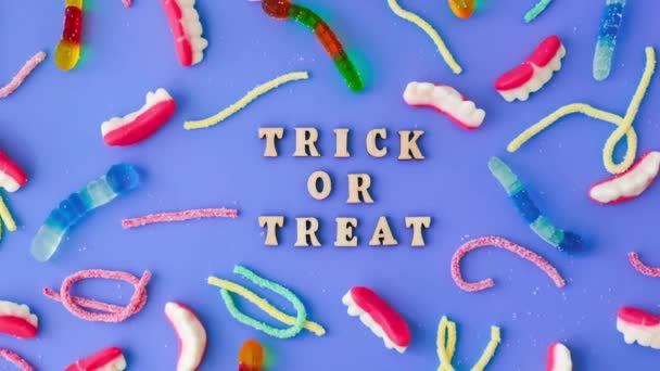 Powiększ Koncepcję Halloween Halloween Party Dekoracje Słowami Trick Treat Słodycze — Wideo stockowe