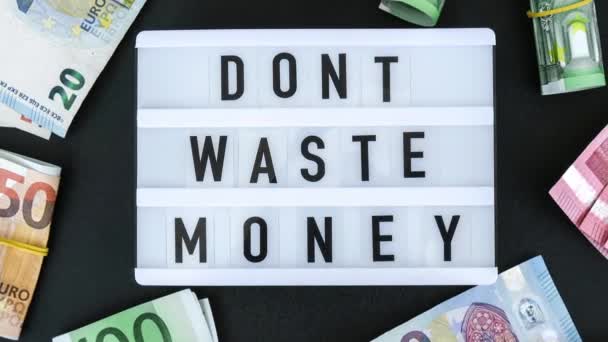 Zoom Out Tablero Lightbox Con Palabra Dont Waste Money Letras — Vídeo de stock