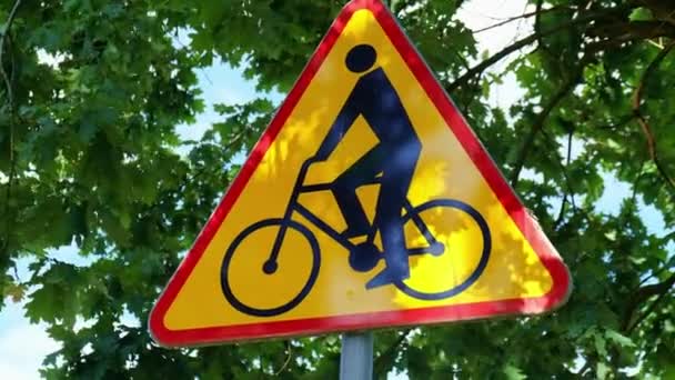 Triangolo Bicicletta Segno Transito Vietato Biciclette Sfondo Parco Sfocato Segnale — Video Stock