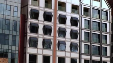 Gdansk, Polonya Mayıs 2022, Eski Şehir 'deki Motlawa Nehri üzerindeki modern binalar. Motlawa Nehri 'nde turizm. Granary Adası 'ndaki camlı pencerelerde yansımalı yeni apartman mimarisi. Seyahat