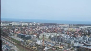  Gdansk 'taki İHA toplu taşıma sahnesinden hava görüntüsü. Oliva yıldızı iş bölgesi taşımacılık şehir trafiği. Tramvay otobüsleri şehir trafiği sıkışıklığı. Şehir hayatı