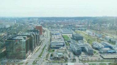 Gdansk Polonya - Mayıs 2022 Gdansk 'taki İHA toplu taşıma sahnesinden hava görüntüsü. Oliva yıldızı iş bölgesi taşımacılık şehir trafiği. Tramvay otobüsleri şehir trafiği sıkışıklığı. Şehir hayatı