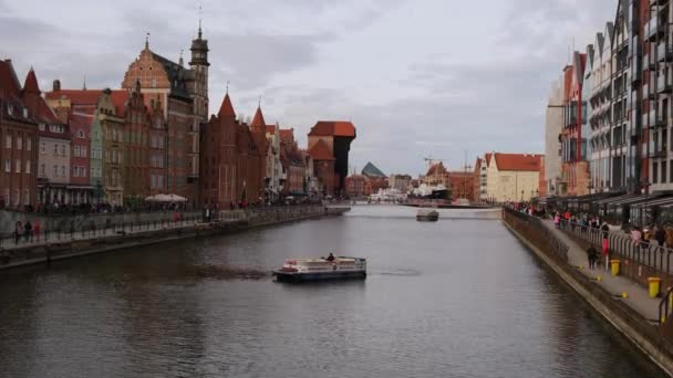 Statek Turystyczny Pływający Starym Mieście Gdańsku Statek Turystami Wyrusza Rejs — Wideo stockowe