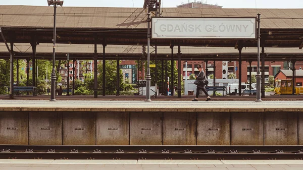 Гданьск Польша Май 2022 Люди Ждут Поезда Платформе Железнодорожном Вокзале — стоковое фото