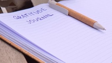 Tahta banka Şükran Günlüğü yazıyorum. Bugün için minnettarım. Kendini keşfetme günlüğü, kendini yansıtma yaratıcı yazı, kişisel gelişim kavramı. Kişisel bakım ruhani bir şey.