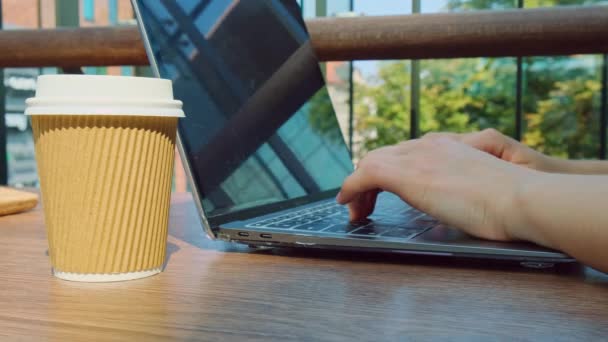 Mujer Joven Irreconocible Trabaja Computadora Portátil Moderna Mesa Madera Patio — Vídeos de Stock