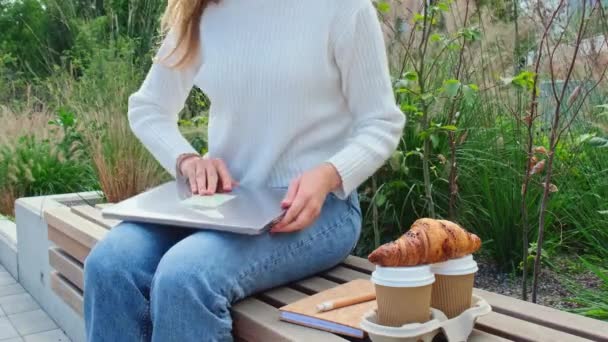 Ung Kvinna Som Jobbar Laptop Parken Dricka Kaffe Och Äta — Stockvideo
