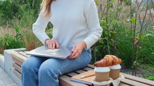 Mujer Joven Trabajando Portátil Parque Beber Café Comer Croissants Estudiante — Vídeo de stock