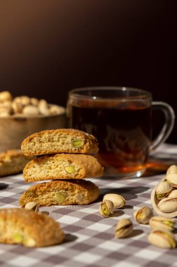 Biscotti Cantuccini Kurabiye Fıstıklı ve limonlu Shortbread. Bir fincan çay. Çay molası. Sağlıklı beslenme. Ev yapımı taze İtalyan kurabiyeleri cantucci rafları ve organik fıstıklar.