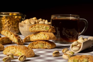 Biscotti Cantuccini Kurabiye Fıstıklı ve limonlu Shortbread. Bir fincan çay. Çay molası. Sağlıklı beslenme. Ev yapımı taze İtalyan kurabiyeleri cantucci rafları ve organik fıstıklar.