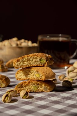 Biscotti Cantuccini Kurabiye Fıstıklı ve limonlu Shortbread. Bir fincan çay. Çay molası. Sağlıklı beslenme. Ev yapımı taze İtalyan kurabiyeleri cantucci rafları ve organik fıstıklar.