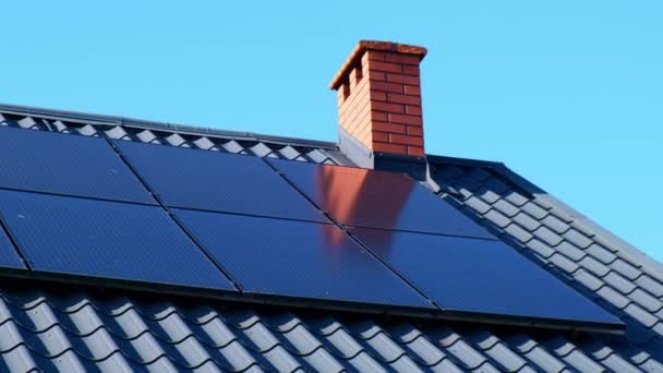 New Ecologic House Solar Panels Alternative Conventional Energy Battery Charged — Vídeos de Stock