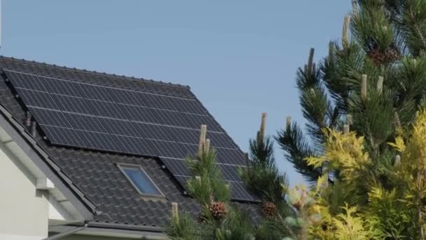 New Ecologic House Solar Panels Alternative Conventional Energy Battery Charged — Vídeo de Stock