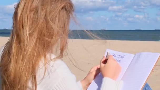 Estudante Jovem Estuda Com Notebook Praia Lado Vista Para Mar — Vídeo de Stock